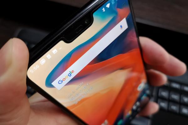 OnePlus 6: Display foarte luminos, cu nişte culori excelente
