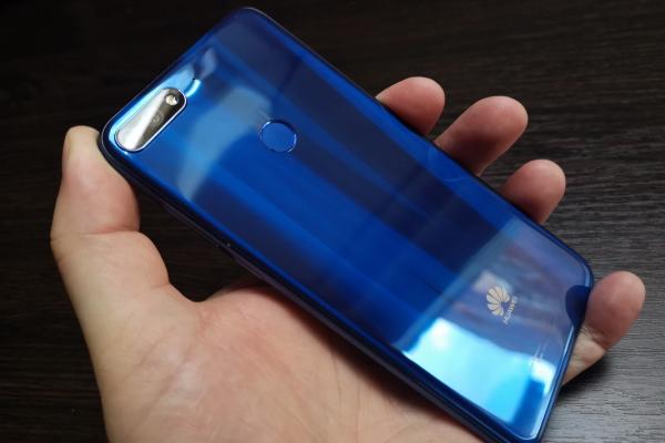 Huawei Y7 Prime (2018): Design de bomboană, lucios, dar cumva nu alunecă