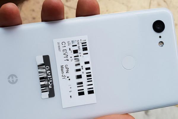 Google Pixel 3 XL apare în fotografii hands-on clare, în varianta albă; O singură cameră în spate!