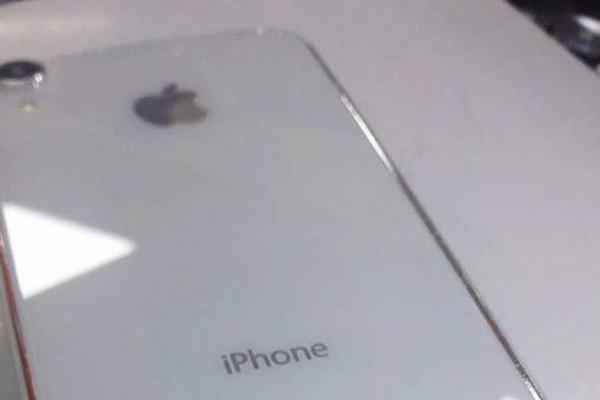 iPhone-urile de 6.1 inch şi 6.5 inch apar sub formă de machete pe web; Iată fotografii