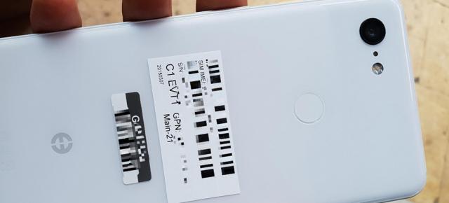 Google Pixel 3 XL apare în fotografii hands-on clare, în varianta albă; O singură cameră în spate!
