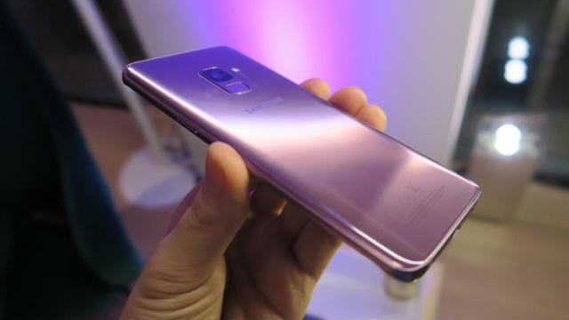 <b>Samsung Galaxy S9 este cel mai slab vândut Galaxy S din 2012 încoace</b>Auzim de multe luni faptul că flagship-ul celor de la Samsung din acest an și anume Galaxy S9 este modelul cu cele mai slabe vânzări înregistrate din toată istoria seriei Galaxy S. Principalul motiv pentru care publicul nu a fost impresionat 