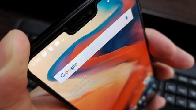 <b>OnePlus 6: Display foarte luminos, cu nişte culori excelente</b>OnePlus 6 are probabil cea mai mare diagonală de flagship de an 2018, la 6.28 inch. Multe companii rămân la 6.1 inch sau 6.2 inch, dar OnePlus 6 ajunge la 6.28 inch. E vorba despre un panou Optic AMOLED aici, cu aspect 19:9 şi breton sus.