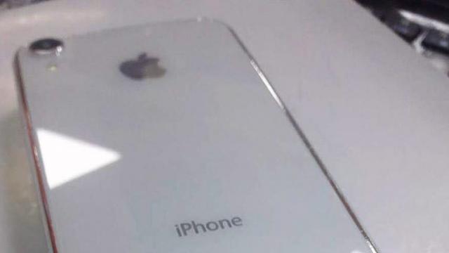 <b>iPhone-urile de 6.1 inch şi 6.5 inch apar sub formă de machete pe web; Iată fotografii</b>Începutul săptămânii ne aduce și un leak asociat noilor modele iPhone de 6.1 și 6.5 inch, terminale pe care le așteptăm lansate oficial în luna septembrie a acestui an. Descoperim astăzi fotografii cu noile dispozitive care adoptă același design