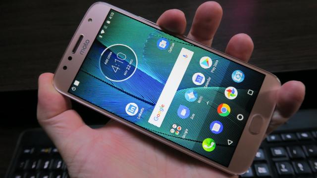 <b>Motorola Moto G5S Plus: Hardware de generaţie "S" cu adevărat</b>Motorola Moto G5S Plus împinge cât se poate de sus definiţia de telefon midrange, sosind cu dotări high midrange aş zice. Se apropie periculos de mult de Moto Z Play as spune chiar... Pe de altă parte, faţă de Moto G5 Plus face upgrade-urile strict..