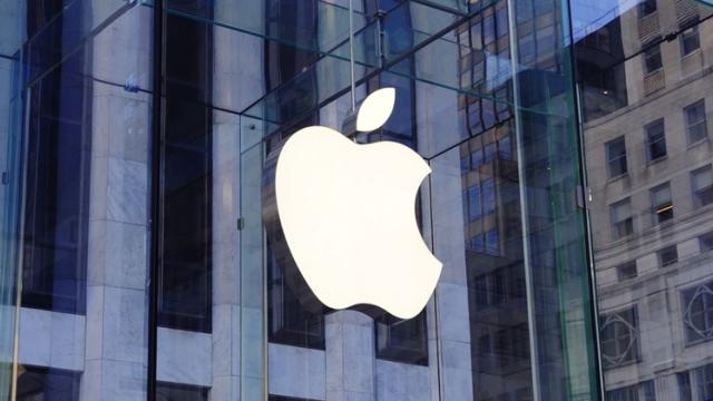 <b>IDC are situația livrărilor de smartphone-uri din trimestrul 4 al anului 2017; Apple ajunge pe primul loc în top</b>La început de februarie firma de research IDC ne dezvăluie situația livrărilor de smartphone-uri din trimestrul 4 al anului trecut, perioadă de 3 luni în care s-a produs o schimbare majoră pe podium. Astfel Samsung a căzut pe poziția secundă