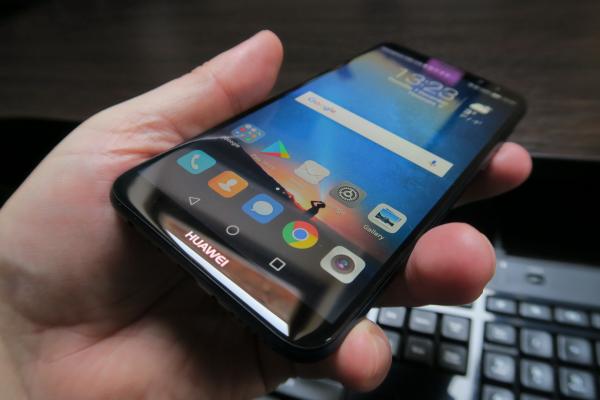 Huawei Mate 10 Lite: Display trendy ca format, nu foarte luminos