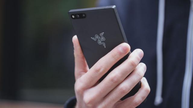 <b>Razer Phone se vinde în România; Îl găsiți listat la PCGarage.ro </b>Telefonul de gaming Razer Phone a ajuns în România în această perioadă a sărbătorilor de iarnă și îl găsiți listat la PCGarage.ro. Costă 3.798 lei și este unul dintre puținele handset-uri cu 8 GB RAM de pe piață locală.