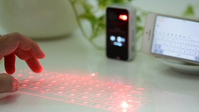 <b>Cafago.com vinde o mini tastatură wireless cu proiecție laser pentru doar 31.99 dolari; are și rol de mouse</b>În cazul în care vreți să faceți un cadou mai deosebit unui prieten avem astăzi o sugestie pentru voi. Este vorba despre o tastatură wireless cu proiecție laser după cum ați remarcat încă din titlu, produs ce poate fi achiziționat