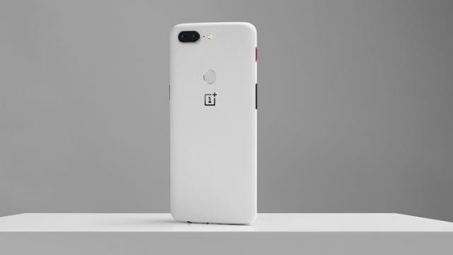 <b>OnePlus 5T Standstone White este acum oficial; variantă pe alb ce aduce o textură specială</b>La scurt timp de la prezentarea versiunii limitate Star Wars pentru flagship-ul OnePlus 5T, compania chineză anunță astăzi un model pe alb numit Sandstone White. Este vorba despre o culoare aplicată doar panoului spate, asta pentru ca