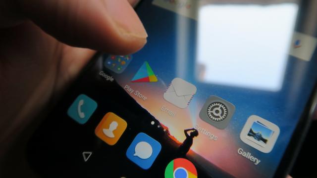 <b>Huawei Mate 10 Lite: OS, UI, aplicaţii din epoca EMUI 5.1 + Android 7.0</b>M-aş fi aşteptat ca după Huawei Mate 10 şi Mate 10 Pro cu Android 8.0 Oreo la bord, să îl vedem şi pe Mate 10 Lite cu acelaşi OS. Se pare că nu totuşi şi pe lângă sacrificiul la conectivitate, care ne aduce doar microUSB 2.0, acum primim şi Android 7.0..