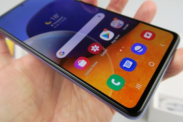 Samsung Galaxy A72 4G: Display de calitate Super AMOLED, plăcut la filme şi jocuri