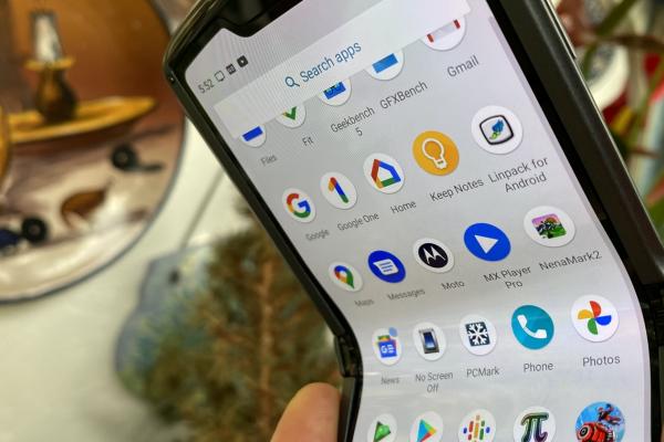 Motorola RAZR 5G: OS, UI, aplicaţii stock Android + extra funcţii pe ecranul extern