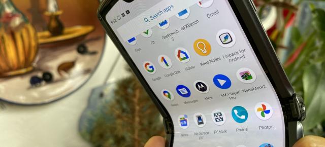 Motorola RAZR 5G: OS, UI, aplicaţii stock Android + extra funcţii pe ecranul extern