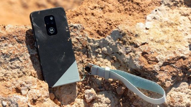 <b>Motorola renaște seria Defy odată cu lansarea telefonului robust Moto Defy 2021; Are certificare militară și poate fi spălat cu săpun/dezinfectant</b>Ceea ce sosea anterior ca un zvon și mai apoi ca un teaser se adeverește astăzi și vorbim desigur despre lansarea smartphone-ului robust Motorola realizat în parteneriat cu Bullit. În mod neașteptat vorbim aici despre 