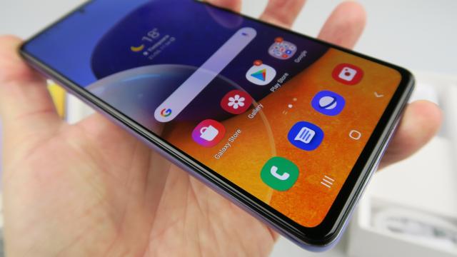 <b>Samsung Galaxy A72 4G: Display de calitate Super AMOLED, plăcut la filme şi jocuri</b>Samsung Galaxy A72 4G are un ecran similar cu al predecesorului, unul Super AMOLED de 6.7 inch Full HD+, doar că primind un upgrade de refresh rate, la 90 Hz. Are aspect 20:9, cu orificiu în ecran pentru camera selfie. Are şi protecţie Gorilla Glass 3