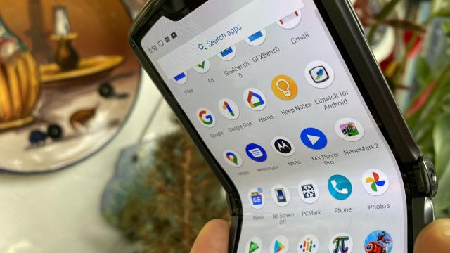 <b>Motorola RAZR 5G: OS, UI, aplicaţii stock Android + extra funcţii pe ecranul extern</b>Motorola RAZR 5G rulează Android 10 cu modificările aferente lui My UX. Avem un News Feed în stânga cu ştirile de la Google, dar şi multitasking-ul clasic pe bază de carusel şi split screen. Putem ascunde bretonul de sus, dacă de ne deranjează, iar widget