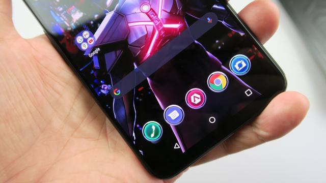 <b>ASUS ROG Phone 5 Pro: OS, UI și aplicații cu Android 11 și ROG UI sau ZenUI la alegere, cu o mulțime de opțiuni pentru gaming</b>ROG Phone 5 Pro rulează Android 11, iar ASUS lasă la alegerea utilizatorului dacă dorește să folosească ROG UI sau ZenUI, pentru o interfață mai apropiată de cea stock. Cine alege ZenUI va avea parte de o interfață fără prea multe briz-briz-uri