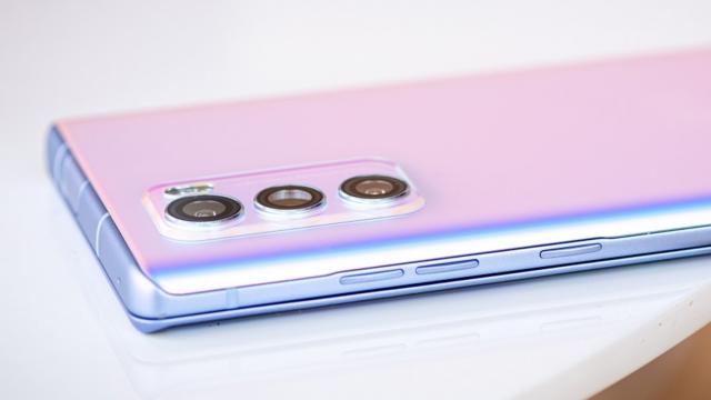 <b>LG Stylo 7, K33 și K35 își fac apariția în Google Play Console, chiar dacă producția lor a fost sistată</b>La începutul lunii aprilie LG a anunțat oficial că va renunța la afacerea sa cu telefoane. Totuși, vestea a sosit subit și pare-că producătorul sud-coreean încă lucra la noi smartphone-uri destul de interesante. Unul dintre ele ar fi LG Velvet 2 Pro