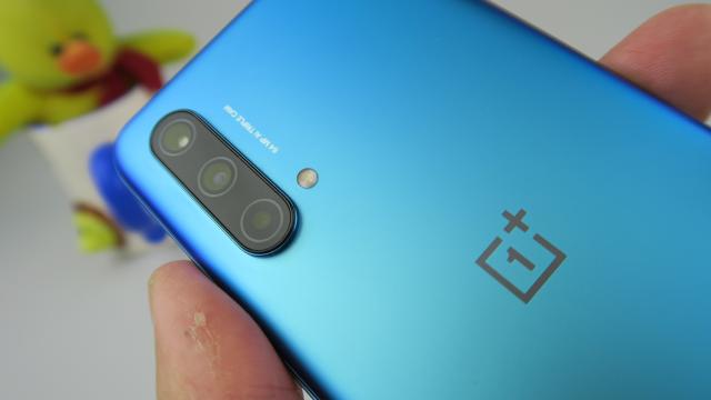 <b>OnePlus Nord CE 5G: Design de un albastru special, format de OnePlus Nord</b>OnePlus Nord CE 5G este unul dintre cele mai manevrabile telefoane pe care le-am testat în ultima vreme. Este fabricat din plastic, e foarte uşor, la 170 de grame şi măsoară 7.9 mm în talie. OnePlus afirma că e cel mai subţire telefon de la OnePlus 6T