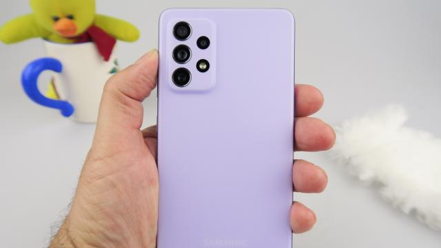 <b>Samsung Galaxy A72 4G: Hardware cu upgrade serios de cameră, încă un difuzor, baterie</b>Samsung Galaxy A72 4G aduce câteva surprize plăcute în gama Galaxy A, iar printre ele se număra zoom-ul optic 3X, stabilizare optică, jack-ul audio şi difuzoarele stereo, plus o baterie mare. Începem cu un telefon din plastic, certificat IP67