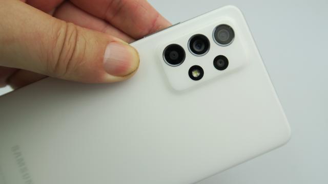 <b>Samsung Galaxy A52 5G: Hardware midrange, pe palierul High</b>Samsung GAlaxy A52 5G vine în continuarea unui A50 şi A51 apreciat, păstrând corpul din plastic, dar mai rafinat. Păstrează şi diagonală de 6.5 inch, dar şi panoul Super AMOLED  şi rezoluţia Full HD+. Plusează totuşi cu refresh rate de 120 Hz