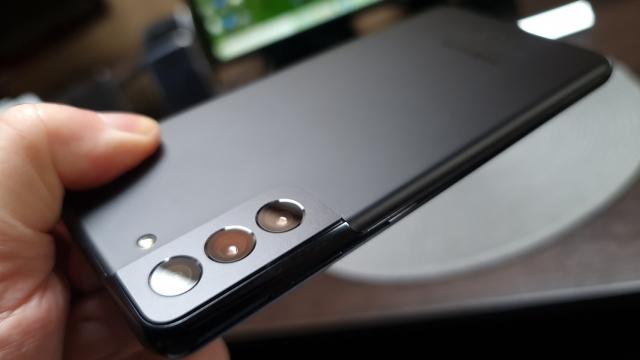 <b>[UPDATE: acum disponibil local] Samsung Galaxy S21 primeşte o actualizare care rezolvă problemele de supraîncălzire şi lag ale camerei</b>Samsung Galaxy S21 pare gata să rămână singură serie flagship de la Samsung în acest an, în lipsa unui Note 21. E drept că avem şi pliabilele, dar ele rămân o nişă. Azi aflăm că seria Galaxy S21 a primit o actualizare