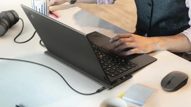 <b>Lenovo a lansat mai multe accesorii dedicate muncii de acasă, inclusiv un încărcător wireless pentru laptopuri</b>Înainte ca târgul MWC să aibă loc, Lenovo a lansat câteva accesorii inedite din seria Lenovo Go. Acestea sunt dedicate muncii de acasă și oferă o productivitate sporită. Printre aceste accesorii regăsim căști bluetooth, o boxă portabilă, mouse-uri