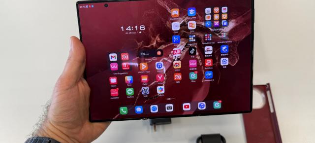 Versiunea 2.0 de triplu pliabil HUAWEI va debuta în septembrie, iar prima generație de la rivalul Samsung mai întârzie o lună
