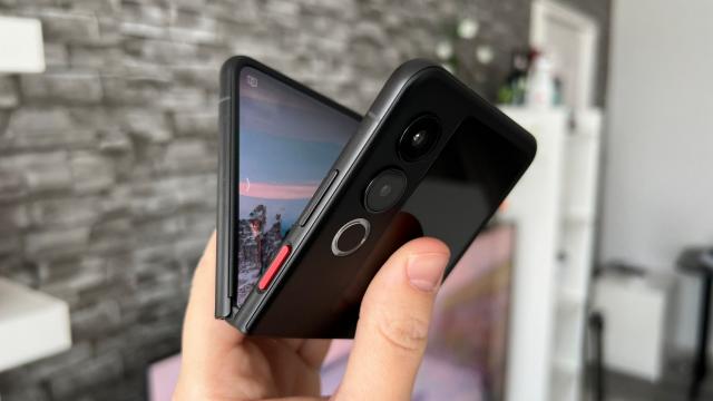 <b>Nubia Flip 2: Dotări hardware cu schimbări la nivel de procesor, acum cu Dimensity 7300X în loc de Snapdragon</b>Sunt schimbări interesante nu doar la nivel de design, ci și pe partea hardware atunci când discutăm despre nubia Flip 2, iar din start se remarcă ecranul extern mai mare. De la micuțul panou circular de 1.43 inch de pe primul nubia