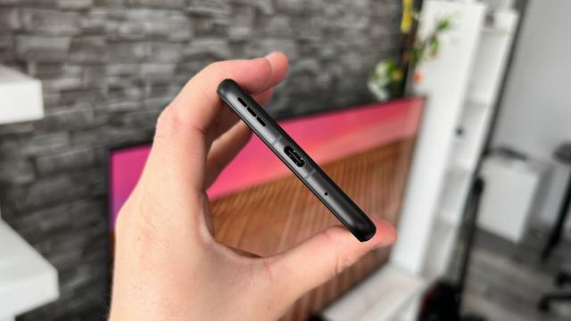 <b>Nubia Flip 2: Acustica stereo bună în viața de zi cu zi, dar limitează volumul</b>Mai toate telefoanele din aceste zile au difuzoare stereo, așa cum se întâmplă și pe acest Nubia Flip 2. Avem setup hibrid cu difuzor full-size la bază și un earpiece pentru convorbiri sus care preia rolul de speaker atunci când pui 