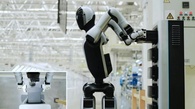 <b>Primul robot umanoid care își schimbă singur bateria; Walker S2 de la UBTech din China are alimentare duală și autonomie continuă</b>China a prezentat un robot umanoid care își schimbă singur bateria, fără nicio intervenție umană. Este vorba despre Walker S2, dezvoltat de UBTech Robotics din Shenzhen, un model care are un sistem dual de alimentare și poate face schimbul complet în..