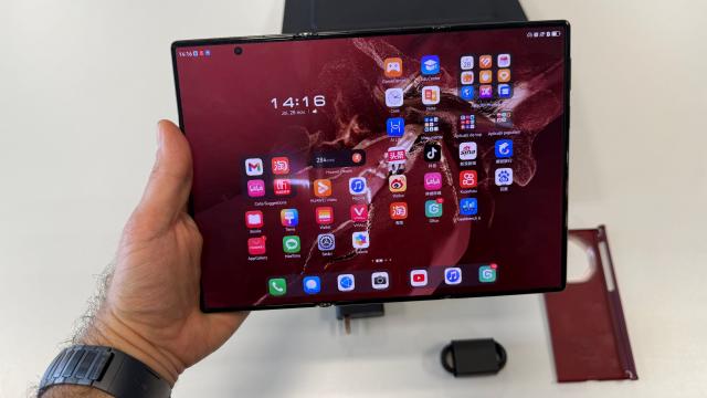 <b>Versiunea 2.0 de triplu pliabil HUAWEI va debuta în septembrie, iar prima generație de la rivalul Samsung mai întârzie o lună</b>Vara anului 2025 este despre pliabile și pare că nici toamna nu "scăpăm" de astfel de telefoane, cu variante triplu-pliabil pregătite de lansare. Zvonacul Universe Ice ne spune astăzi că HUAWEI este pregătită să lanseze versiunea 2.0 