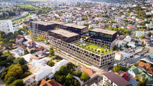 <b>Amazon dă afară sute de oameni la Iaşi şi îi pune să îşi înveţe înlocuitorii din India procedurile de lucru</b>Proliferarea AI-ului face şi victime locale, de vreme ce Amazon România a decis să dea afară 504 angajaţi ai biroului său de la Iaşi. E vorba despre întregul segment de Machine Learning, dar abia acum vine partea tare: ei vor trebui