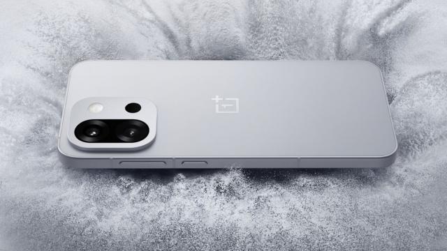 <b>OnePlus 15T ar putea fi mai ieftin decât 13T; Flagship-ul compact promite upgrade-uri</b>OnePlus pare că pregătește deja succesorul modelului 13T, iar primele informații despre viitorul OnePlus 15T încep să apară online. Potrivit unei scăpări recente din China, telefonul ar urma să fie lansat anul viitor și să joace în liga 