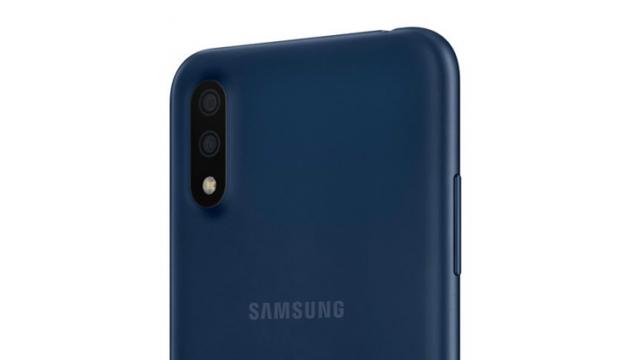 <b>Samsung introduce smartphone-ul Galaxy A01 pe piață; Are cameră duală și costă 100 euro</b>În așteptarea lansării lui Galaxy Note 10 Lite, telefon proaspăt văzut în randări oficiale - iată că Samsung mai introduce un telefon pe piață. Este vorba despre Galaxy A01, smartphone din zona entry-level de preț 