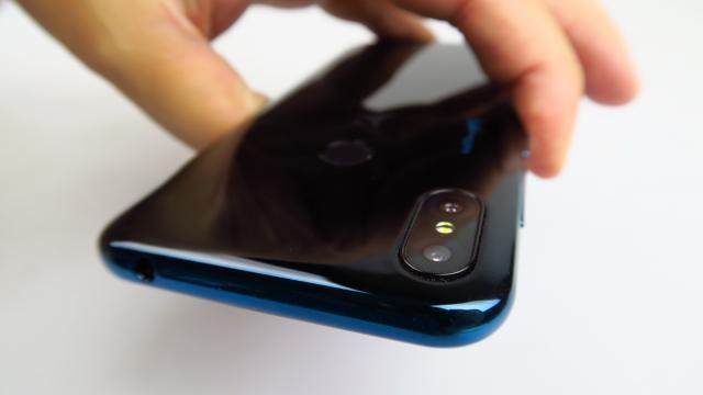 <b>Allview V4 Viper: Hardware numai bun de graniţa entry-level - low-midrange</b>Allview V4 Viper este în acest moment un telefon de câteva sute de lei, statut reflectat pe deplin de hardware-ul său. Avem parte de un display IPS LCD de 5.7 inch, cu rezoluţie de 1520 x 720 pixeli, alături de un procesor quad core MediaTek Helio A22..