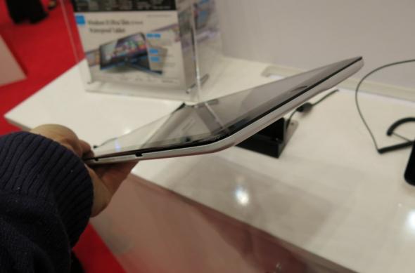 MWC 2013: Fujitsu Arrows Tab hands on - o tabletă cu o über baterie și difuzoare uriașe (Video): fujitsu_arrows_tab_04jpg.jpg