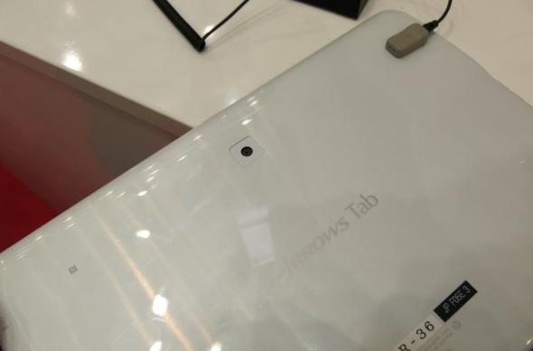 MWC 2013: Fujitsu Arrows Tab hands on - o tabletă cu o über baterie și difuzoare uriașe (Video): fujitsu_arrows_tab_09jpg.jpg