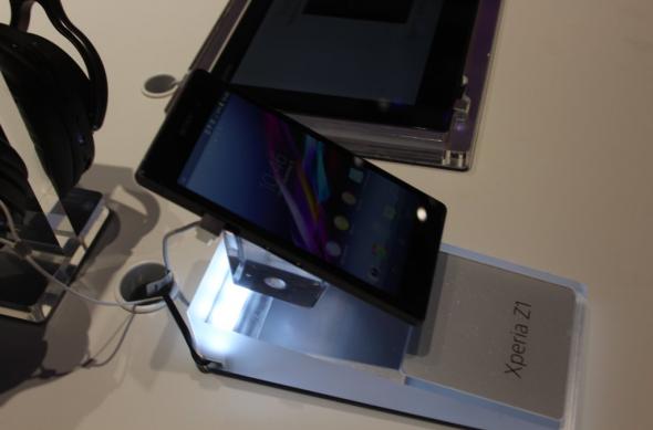 IFA 2013: Sony Xperia Z1 hands on - noul cameraphone de 20.7 megapixeli analizat În detaliu: sony_xperia_z1_hands_on_mobilissimo_ifa_2013_01jpg.jpg