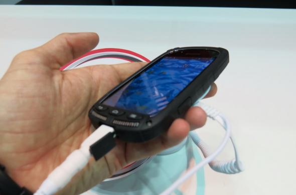 MWC 2013: Kyocera Torque hands on - cu mâinile pe un telefon ultrarezistent (Video): kyocera_torque_03jpg.jpg