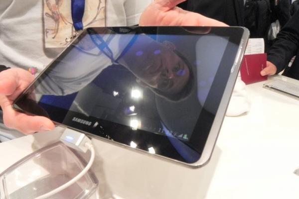 MWC 2012: Samsung Galaxy Tab 2 10.1 video preview - prima tabletă Android 4.0 Samsung ni se prezintă (Video)