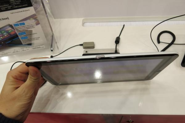 MWC 2013: Fujitsu Arrows Tab hands on - o tabletă cu o über baterie și difuzoare uriașe (Video)