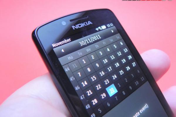 Review Nokia 700 - cel mai mic smartphone din lume ne oferă Symbian Belle, experiență smarpthone În miniatură și... death grip (Video)