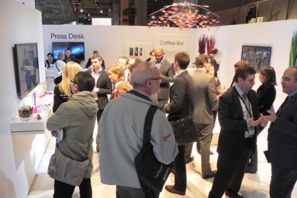Standul Sony de la MWC 2012 - elegant, divers etnic, minimalist (Video)