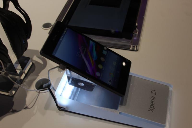 IFA 2013: Sony Xperia Z1 hands on - noul cameraphone de 20.7 megapixeli analizat În detaliu: sony_xperia_z1_hands_on_mobilissimo_ifa_2013_01jpg.jpg