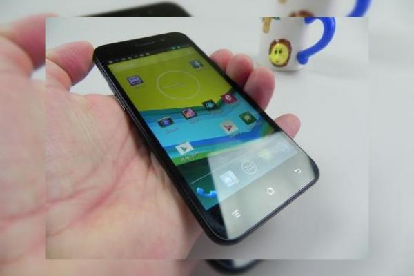 UTOK 5008 Review: unul dintre cele mai arătoase telefoane octa core din lume, model dual SIM cu baterie sacrificată (Video)