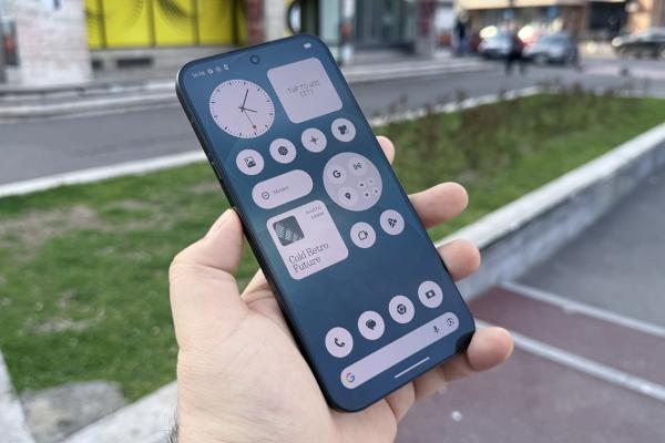 Nothing Phone (4a) Pro: Display generos, cu margini înguste, luminozitate în zona high-midrange-urilor actuale