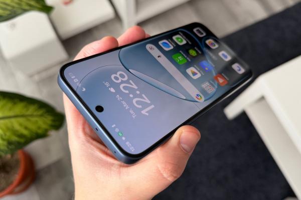OPPO A6 Pro 5G: Display cât trebuie ca diagonală, AMOLED 120Hz și luminos, priceput și la gaming