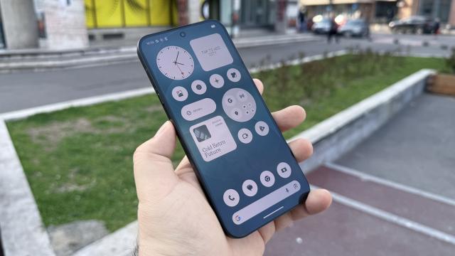 <b>Nothing Phone (4a) Pro: Display generos, cu margini înguste, luminozitate în zona high-midrange-urilor actuale</b>Nothing a ales un display de calitate pentru Phone (4a) Pro, cu toate că vorbim despre un model high-midrange destul de accesibil. A adus aici un panou generos, de 6.83 inch în diagonală, cu refresh rate de 144Hz, rezoluție Full HD+ (1260 x 2800 pixeli)